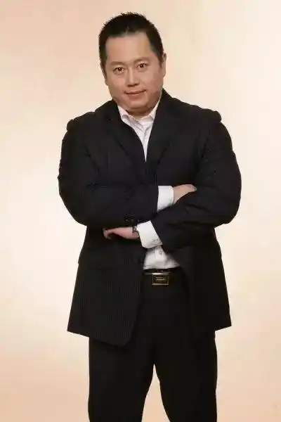 上海文广电视台主持人金炜 ▼