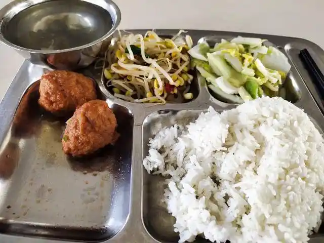 实拍电子厂的工作餐有肉有菜还有汤米饭不限量才6块钱一份