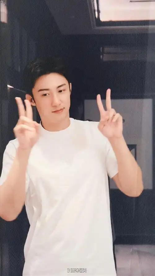 黄景瑜晒照庆祝出道八周年