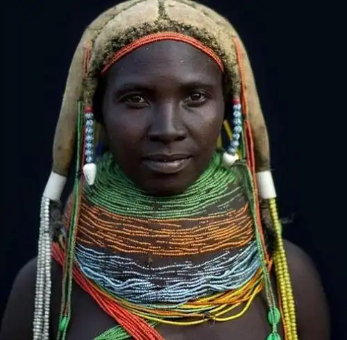 原始部落女人   不仅如此,她们也会将脖子上一圈圈的项链涂抹上牛粪