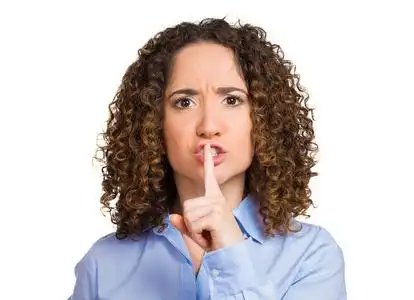 女人把手指手在嘴唇上,嘘的手势安静照片