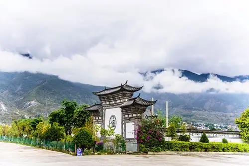 从远处看大理白族民居,烟雾缭绕,仿佛是进入了仙境