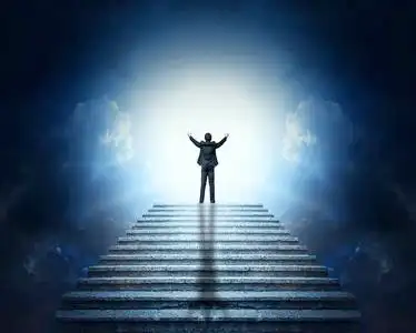 一个穿西装的男人, 胳膊伸在石梯上, 云和光.通向天堂的阶梯照片