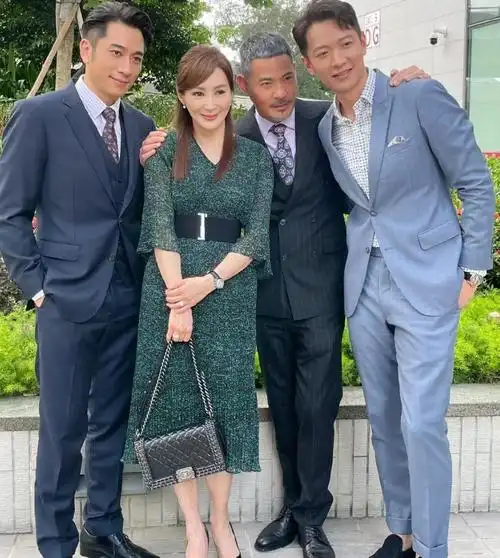 回顾罗霖57岁还这么美离婚后独自抚养三个儿子一个比一个帅气