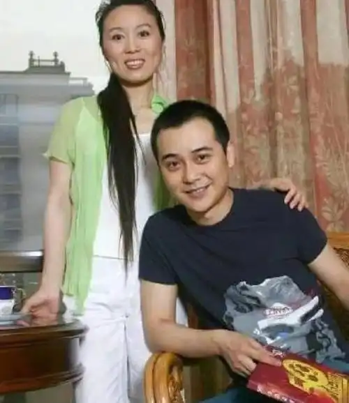 "黄梅戏后"吴琼,嫁小16岁老公,与婆婆处成闺蜜