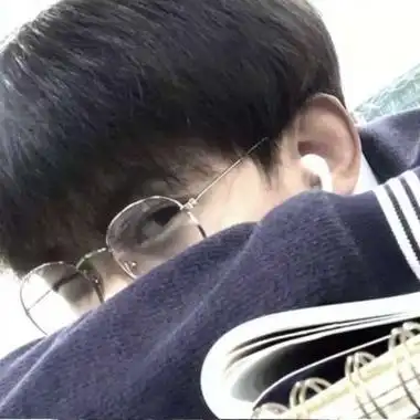 体育生的单膝只跪跑道和最爱的人男生头像