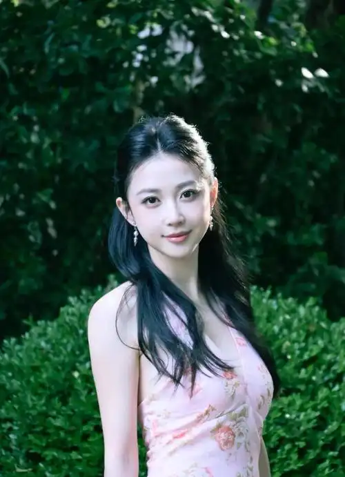 潘玮柏妻子宣云出席友人生日聚会,身着深v露背碎花裙