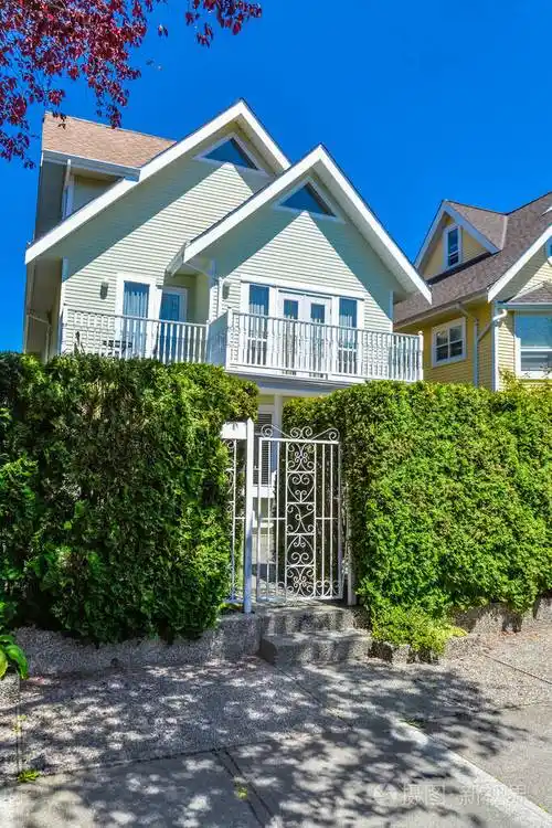 前面有大门和绿篱的住宅