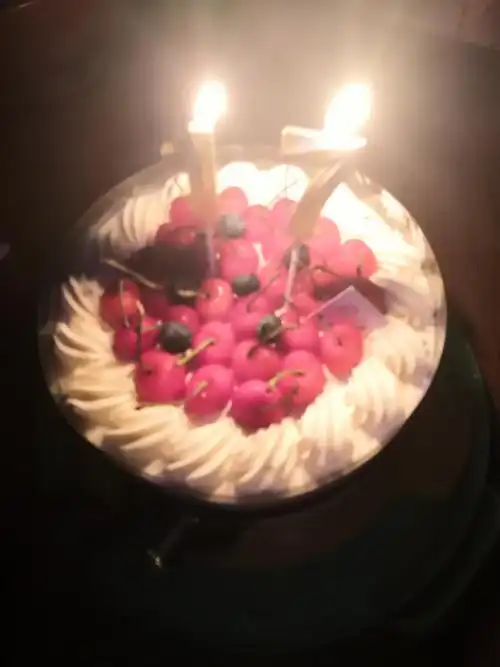 今天还是可爱的欣雯17岁的生日 她现在在学习西点,这个蛋糕是她的老师