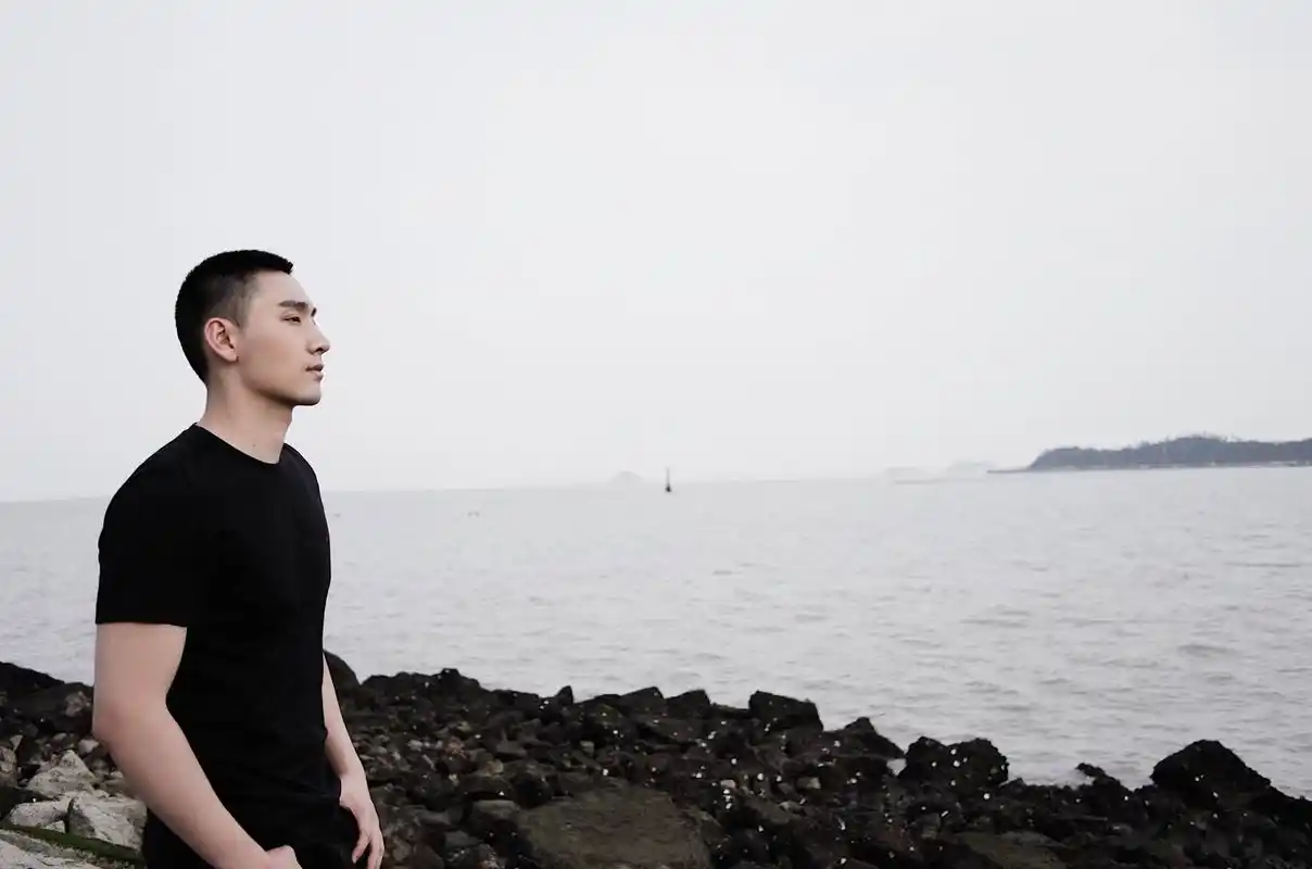 今天满脑子都在想回剃寸头  快把我按住