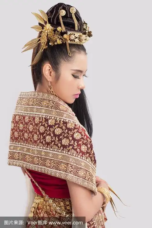 穿着泰国传统服装的泰国女人