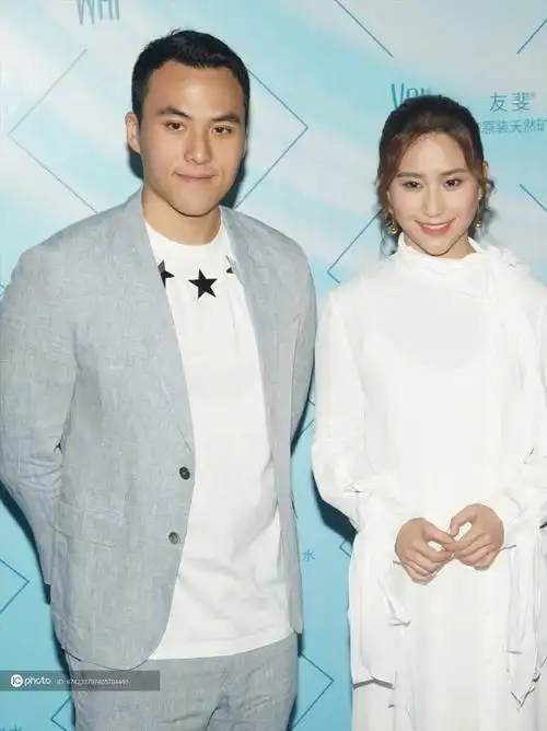 独家赌王三太儿女何猷启何超莲出席活动二人同框状态佳