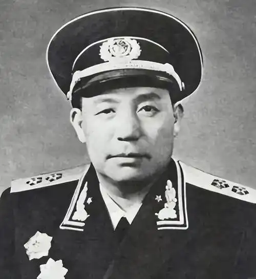 1962年的国庆典礼上,离开了功德林的国民党战犯杜聿明,见到了一个他