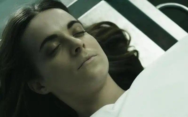 女明星意外命丧黄泉却在停尸房醒来谁知工作人员动了邪念