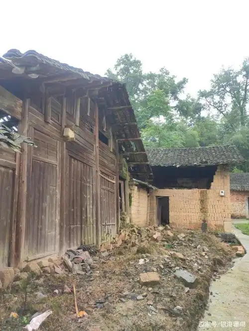 零陵区梳子铺许家村将军府:有的房子还住着人家,有的已破烂不堪