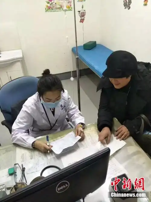 这张边输液边给孩子看病的照片走红!医生说了一句话让人感动.