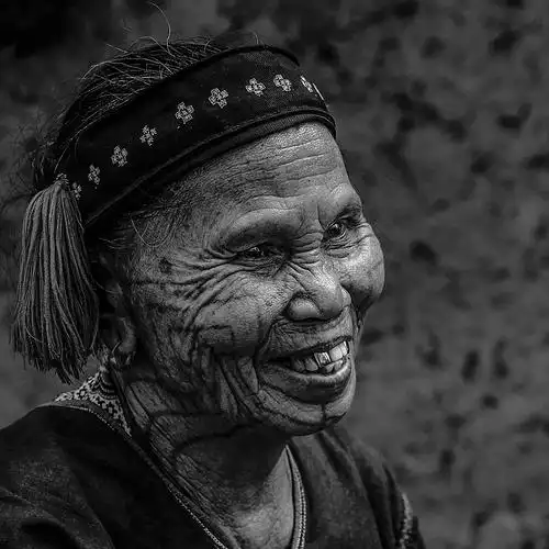 纹面的黎族妇人