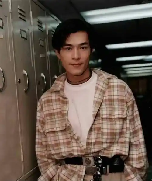 年轻时的古天乐眼神并没有这种"凶"气,可以说是"奶油小生"开始之人,他