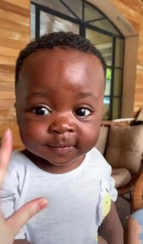 敲可爱小卤蛋黑人萌娃火了简直就活脱脱一真人版布娃娃