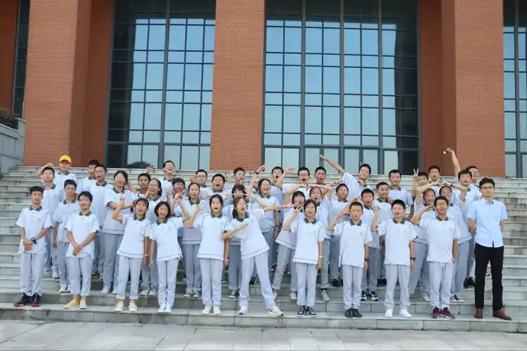 第一张集体照,pose要到位.