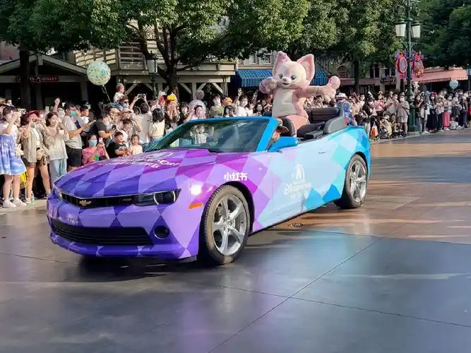 开跑车兜风的贝儿