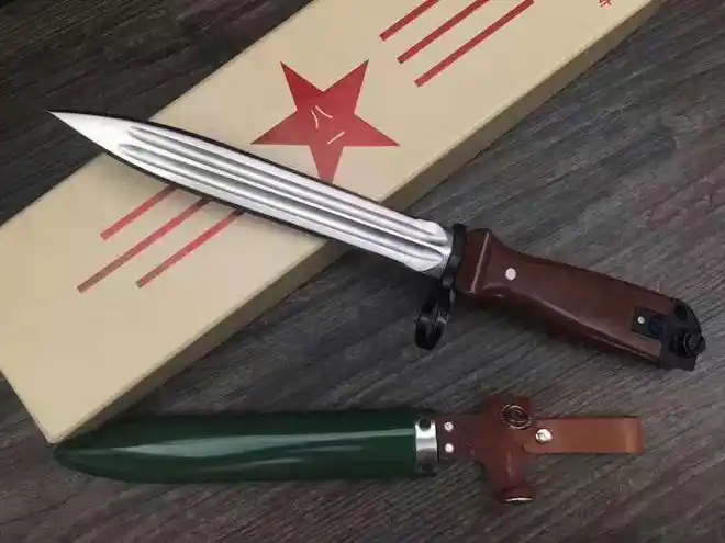 图:国产81式自动步枪配用的可卸式刺刀刀形与古代的高脊双血槽矛相仿