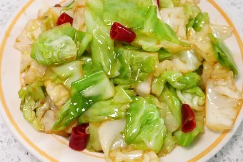 炒包菜,很多人一下锅就错了,多做这一步,香脆可口,比吃肉香