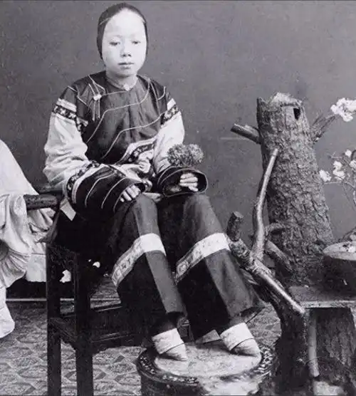 她的小脚轻轻地点在地上,就像轻羽般无声无息,让周围的人直夸"婆婆脚