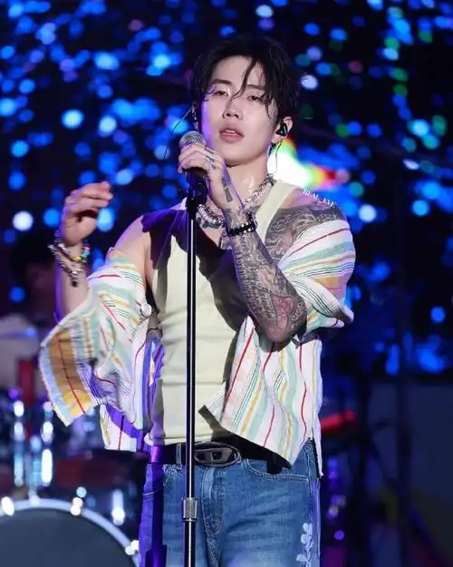 朴宰范官宣加盟说唱巅峰对决#之前说唱巅峰发布会左导说的"国际友人"