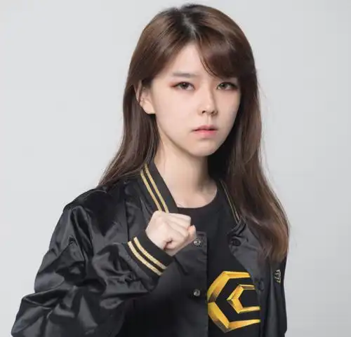 沫子穿"露脐装"跳网红舞,一旁助理看不下去了:你这不是猩猩吗