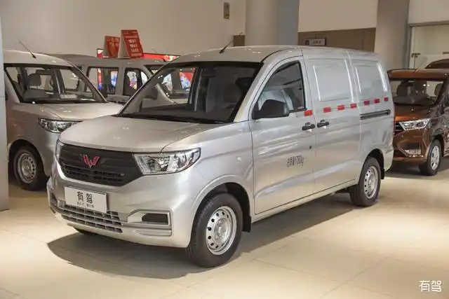 售价4.41万起,"专业商用工具车"的五菱宏光v怎么样呢?