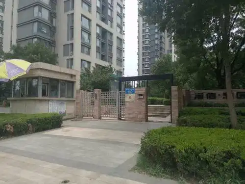 低于市场价10万,南北通透两室精装十万,证两年紧邻教育房采光