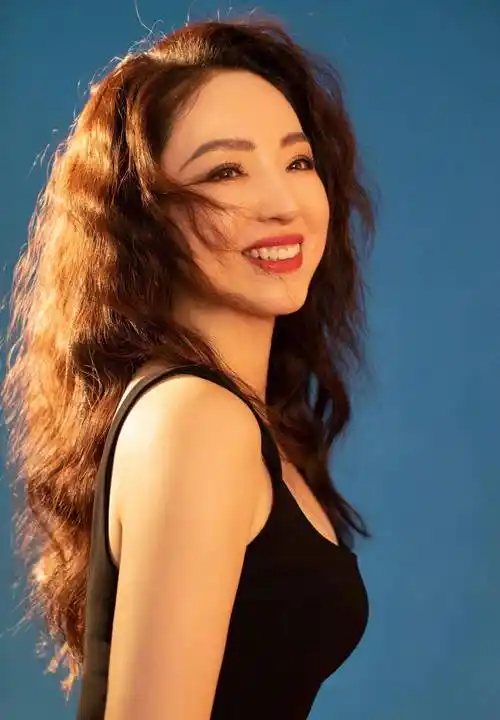 43岁董璇晒生日照,身材饱满,少女感十足_卷发_黑色_紧身衣