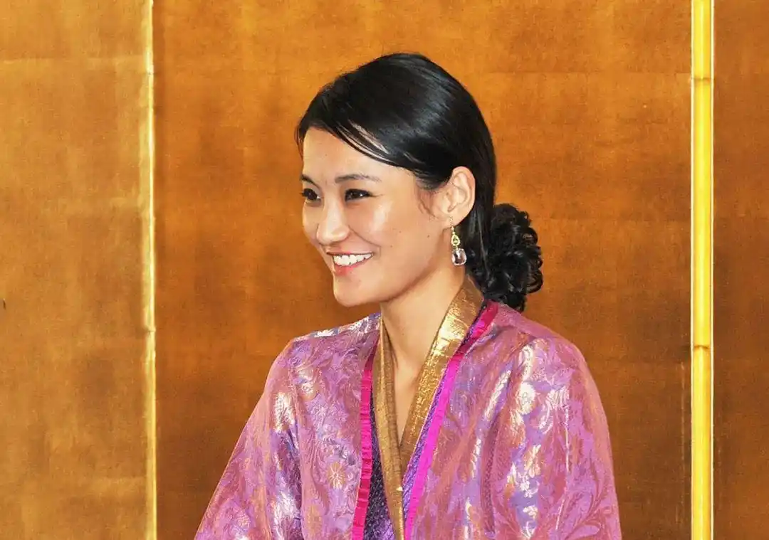 40岁不丹国王人前太会演被问夫妻感情时一把抱住美女王后