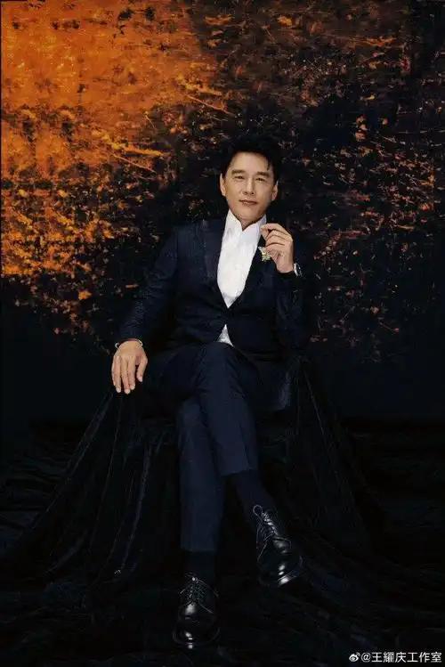 王耀庆西装搭配满钻胸针亮相