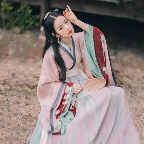 交领襦裙冬蕴彩云间