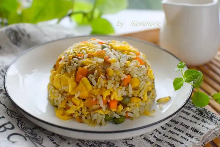 蛋炒饭别只加鸡蛋和蔬菜,多一勺这菜,炒饭的味道立马升级_手机搜狐网