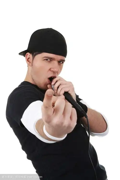 戴黑帽子的男歌手对着麦克风唱歌