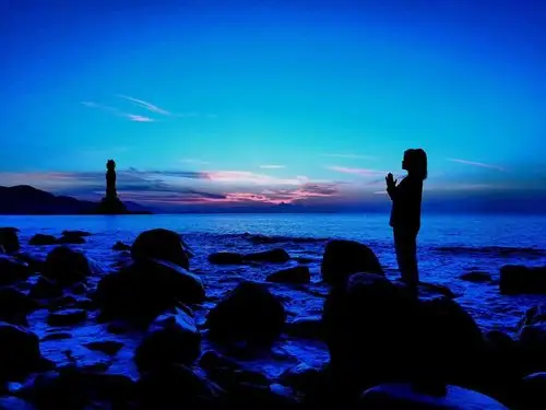 三亚南山的早晨,一位虔诚的信徒在108米的观音像前祈祷