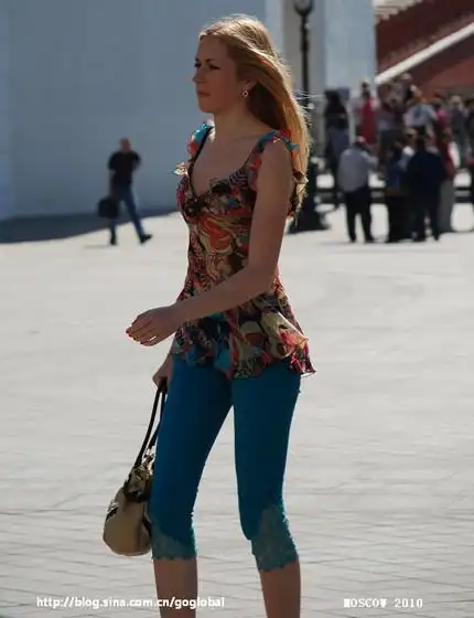 组图:街拍俄罗斯美女 仪态万千裙角飞扬