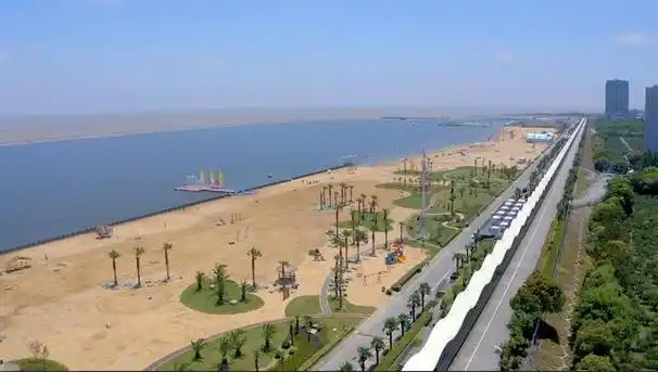 碧海金沙,落日如画,南来北往的候鸟扑棱着翅膀落在鹦鹉洲生态湿地.