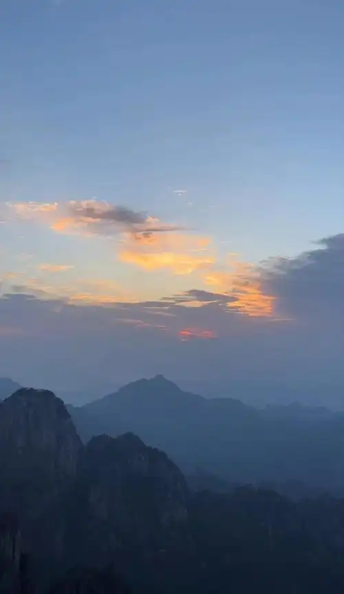 黎明破晓之时,黄山光明顶守候日出,此刻五星红旗飘起,爱我中华,爱