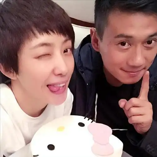 回顾徐洪浩:比妻子大10岁家里家外都被妻子领导,风光背后有眼泪