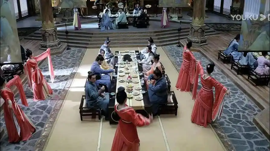 这个宴会是本剧最有派头的一场酒席,还有歌舞助兴