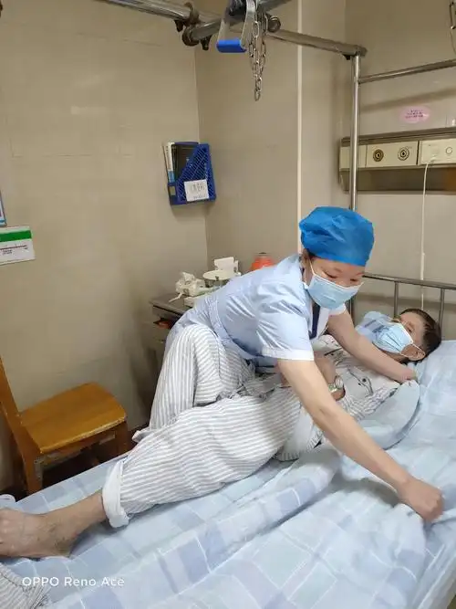 疫情防控奉献力量,暖心陪护让患者放心