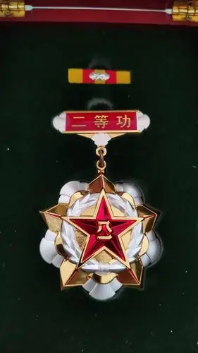 喜报石龙镇新乐村黄西屯黄海康家获授二等功臣之家牌匾让光荣之家更