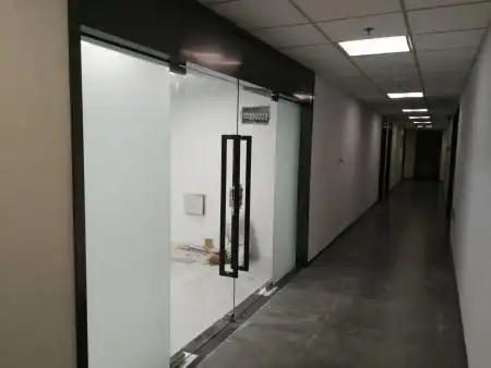 青岛安装办公室玻璃隔断玻璃门装修公司哪家比较好?