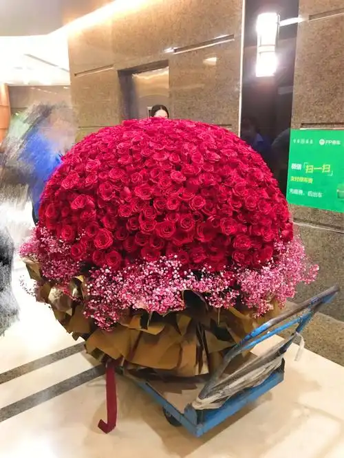 接到客户的订单要求,999枝红色玫瑰,送上大楼办公室.