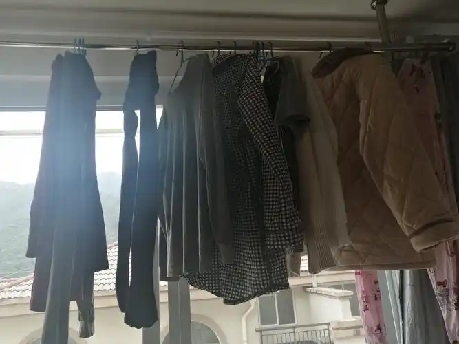 晾衣服.