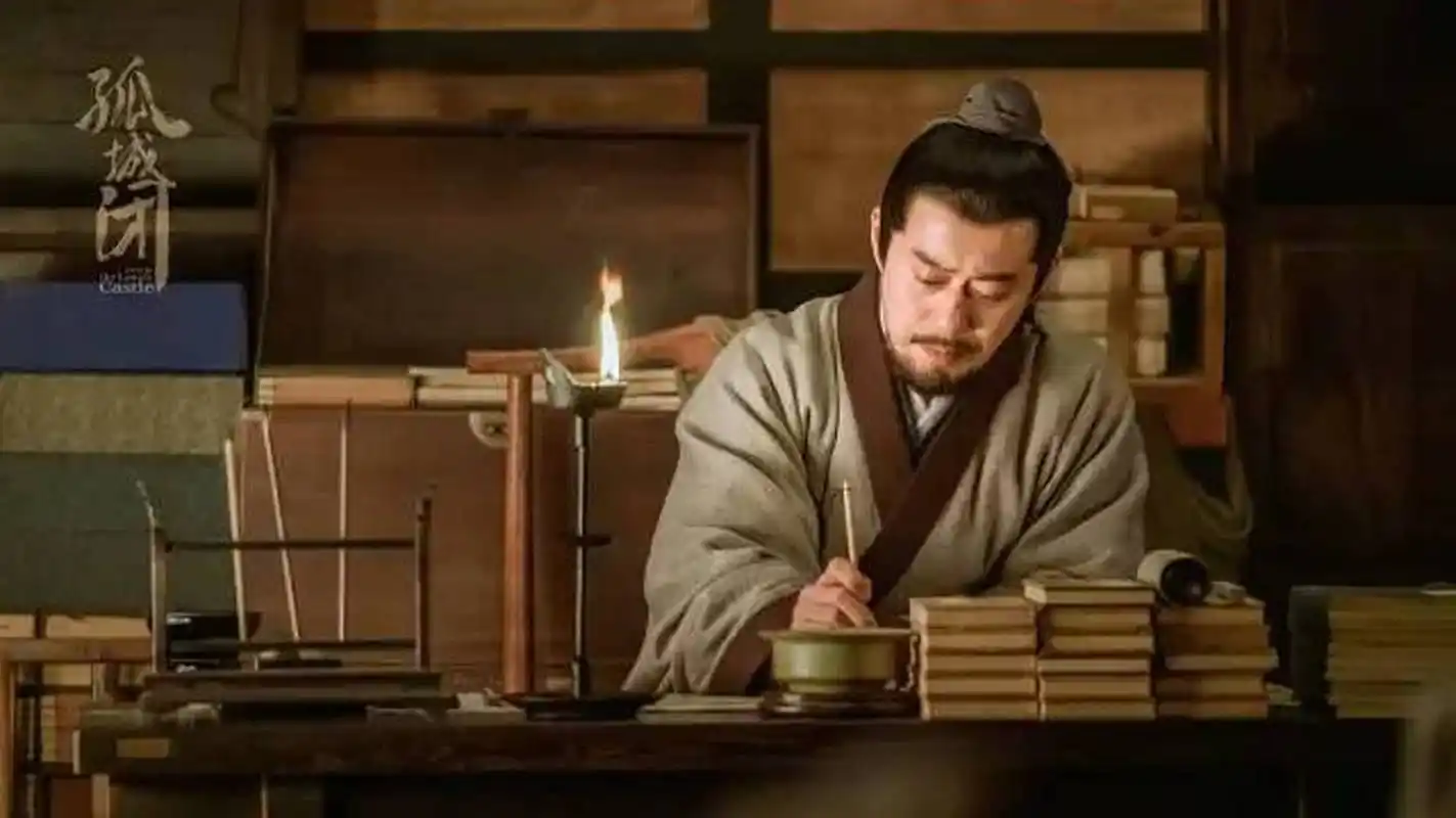 下:磨墨铺纸提笔挥毫伏案疾书,不畏寒冬酷暑写春秋.